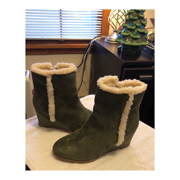 New Women’s Nonie Wedge Booties - Picture 2 of 4